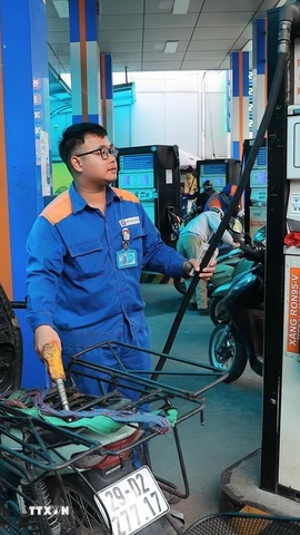 Mua, bán xăng tại điểm kinh doanh xăng, dầu Petrolimex. (Ảnh: Trần Việt/TTXVN)