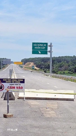 Chủ đầu tư, đơn vị thi công đặt biển cấm và rào chắn trên cao tốc Vạn Ninh- Cam Lộ tại khu vực cầu vượt Tam Hiệp, xã Hiếu Giang, tỉnh Quảng Trị. (Ảnh: TTXVN phát)