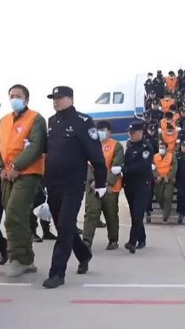 Trung Quốc dẫn dộ 952 nghi phạm từ Myanmar. (Nguồn: China daily)