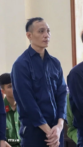 Các bị cáo nghe Hội đồng xét xử tuyên án. (Ảnh: TTXVN phát)