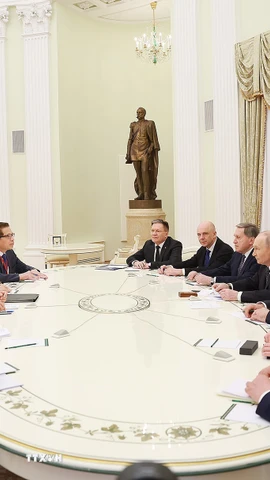 Thủ tướng Phạm Minh Chính hội kiến Tổng thống Nga Vladimir Putin. (Ảnh: Dương Giang/TTXVN)