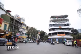 Tòa trung tâm thương mại số 7 Đinh Tiên Hoàng (hay được gọi là tòa nhà “Hàm cá mập”) nằm sát khu phố cổ và bên quảng trường Đông Kinh-Nghĩa Thục, quận Hoàn Kiếm. (Ảnh: Nguyễn Hoa/TTXVN phát)