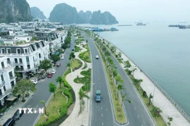 Tuyến đường 6 làn với cảnh quan tiểu cảnh tuyệt đẹp hai bên đường. (Ảnh: Quốc Khánh/TTXVN)