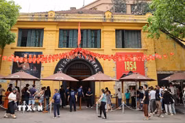 Di tích nhà tù Hỏa Lò là “Địa chỉ đỏ,” nơi giáo dục truyền thống yêu nước, cách mạng tới mọi tầng lớp nhân dân, đặc biệt là thế hệ trẻ. (Ảnh: Thanh Tùng/TTXVN)