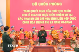 Thượng tướng Hoàng Xuân Chiến, Thứ trưởng Bộ Quốc phòng trao Quyết định của Chủ tịch nước cho các sỹ quan. (Ảnh: Trọng Đức/TTXVN)