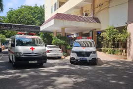 Xe vận chuyển cấp cứu người bệnh hoạt động trong khuôn viên Bệnh viện Đa khoa tỉnh Khánh Hòa. (Ảnh: TTXVN phát)
