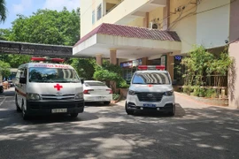 Xe vận chuyển cấp cứu người bệnh hoạt động trong khuôn viên Bệnh viện Đa khoa tỉnh Khánh Hòa. (Ảnh: TTXVN phát)