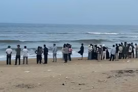 Nhiều người đổ ra bờ biển Vinh Thanh ngóng tìm nam sinh lớp 7 mất tích do sóng cuốn. (Nguồn: báo Tiền phong)