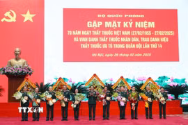 Đại tướng Phan Văn Giang trao Kỷ niệm chương và tặng hoa chúc mừng các Thầy thuốc Nhân dân. (Ảnh: Hồng Pha/TTXVN phát)