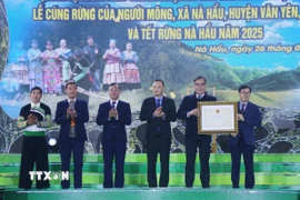 Phó Cục trưởng Cục Di sản Văn hóa Nông Quốc Thành thừa ủy quyền của lãnh đạo Bộ Văn hóa Thể thao và Du lịch trao Bằng chứng nhận cho lãnh đạo Sở Văn hóa Thể thao và Du lịch, huyện Văn Yên và xã Nà Hẩu. (Ảnh: Đinh Thùy/TTXVN)