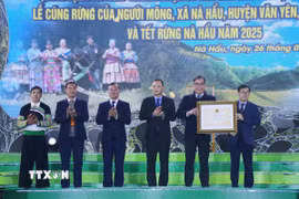 Phó Cục trưởng Cục Di sản Văn hóa Nông Quốc Thành thừa ủy quyền của lãnh đạo Bộ Văn hóa Thể thao và Du lịch trao Bằng chứng nhận cho lãnh đạo Sở Văn hóa Thể thao và Du lịch, huyện Văn Yên và xã Nà Hẩu. (Ảnh: Đinh Thùy/TTXVN)