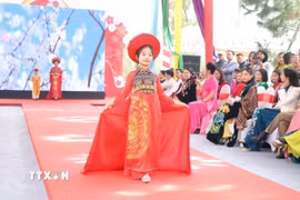 Trình diễn bộ sưu tập áo dài của các nhà thiết kế trong khuôn khổ Lễ hội mùa Xuân Côn Sơn-Kiếp Bạc năm 2025 tại Hải Dương. (Ảnh: Mạnh Tú/TTXVN)