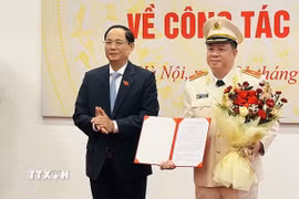 Phó Chủ tịch Quốc hội Trần Quang Phương trao Nghị quyết của Ủy ban Thường vụ Quốc hội phê chuẩn chức Phó Chủ nhiệm Ủy ban Quốc phòng, An ninh và Đối ngoại của Quốc hội khóa XV đối với Thiếu tướng Nguyễn Quốc Hùng. (Ảnh: Việt Đức/TTXVN)