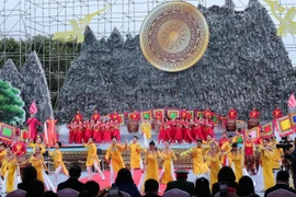 Chương trình nghệ thuật khai hội Đền Hai Bà Trưng năm 2025. (Ảnh: Trọng Đức/TTXVN)