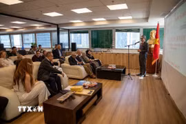 Đại sứ Việt Nam tại Israel phát biểu tại lễ kỷ niệm. (Ảnh: Vũ Hội/TTXVN)