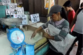 Người dân mua gạo tại một khu chợ của Philippines. (Ảnh: AFP/TTXVN)
