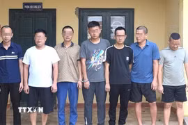 Các đối tượng bị khởi tố, bắt tạm giam liên quan đến hành vi tổ chức đánh bạc và đánh bạc. (Ảnh: TTXVN phát)