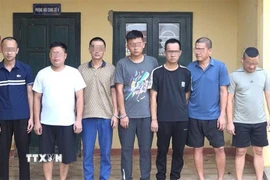 Các đối tượng bị khởi tố, bắt tạm giam liên quan đến hành vi tổ chức đánh bạc và đánh bạc. (Ảnh: TTXVN phát)