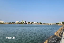 Sông Dinh đã được đầu tư hệ thống tiêu thoát lũ. (Ảnh: Sỹ Thắng/TTXVN)