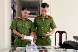 Cơ quan Công an thu giữ tang vật vụ án. (Ảnh: TTXVN phát)