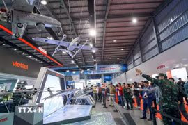 Khu vực trưng bày các thiết bị điện tử của Tập đoàn Công nghiệp-Viễn thông Quân đội (Viettel) tại Triển lãm Quốc phòng Quốc tế Việt Nam 2024. (Ảnh: Khánh Hòa/TTXVN)
