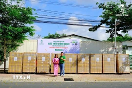 Giám đốc Sokfarm Thạch Thị Chal Thi và Giám đốc điều hành Sokfarm Phạm Đình Ngãi cùng lô hàng chuẩn bị xuất khẩu sang Mỹ. (Ảnh: TTXVN phát)