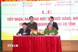 Ký bàn giao chuyển bàn giao 5 chức năng nhiệm vụ quản lý Nhà nước từ các sở, ngành về Công an tỉnh Quảng Ninh. (Ảnh: Văn Đức/TTXVN)