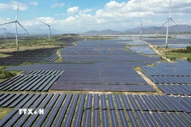 Hệ thống điện mặt trời tại huyện Bắc Phong, tỉnh Ninh Thuận. (Ảnh: Trần Việt/TTXVN)