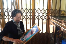 Bà là Huỳnh Thị Minh Tuyết (sinh năm 1942, ngụ tại thị xã Phước Long, Bình Phước), nguyên nữ Đội trưởng Đội biệt động Bà Rá trong cuộc kháng chiến chống Mỹ. (Ảnh: K GỬIH/TTXVN)