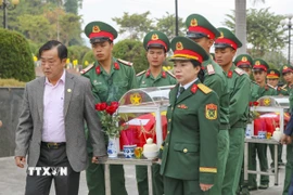 Đưa hài cốt các liệt sỹ về an táng tại Nghĩa trang Liệt sỹ Tông Khao, xã Thanh Nưa, huyện Điện Biên, tỉnh Điện Biên. (Ảnh: TTXVN phát)