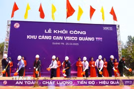 Các đại biểu thực hiện nghi thức khởi công dự án. (Ảnh: Nguyên Lý/TTXVN)