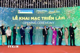 Các đại biểu thực hiện nghi thức khai mạc chuỗi triển lãm. (Ảnh: Mỹ Phương/TTXVN)