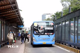 Hành khách đón xe buýt tại Trạm xe buýt trên đường Hàm Nghi, quận 1, Thành phố Hồ Chí Minh. (Ảnh: Tiến Lực/TTXVN)