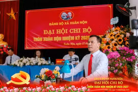 Bí thư Đảng ủy xã Xuân Nộn, huyện Đông Anh, thành phố Hà Nội Hoàng Văn Ân phát biểu chỉ đạo tại Đại hội Chi bộ thôn Xuân Nộn, nhiệm kỳ 2025-2027. (Ảnh: TTXVN)