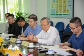 Ông Trần Kiến Văn (áo trắng) bày tỏ sự ấn tượng khi Tây Ninh là một trong những điểm đến đầu tư hàng đầu của các doanh nghiệp Trung Quốc tại khu vực phía Nam Việt Nam. (Ảnh: Giang Phương/TTXVN)