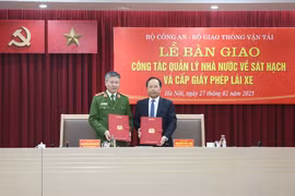 Trung tướng Nguyễn Ngọc Lâm, Thứ trưởng Bộ Công an và Thứ trưởng Bộ Giao thông Vận tải Nguyễn Duy Lâm tại lễ bàn giao. (Nguồn: báo Công an Nhân dân)