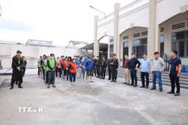 Các nghi phạm được dẫn giải về trụ sở Phòng Cảnh sát Hình sự, Công an tỉnh Tây Ninh. (Ảnh: TTXVN phát)