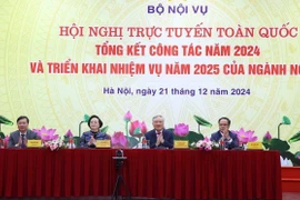 Phó Thủ tướng Thường trực Nguyễn Hòa Bình và lãnh đạo Bộ Nội vụ chủ trì hội nghị. (Ảnh: Văn Điệp/TTXVN)