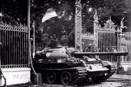 Xe tăng Quân giải phóng tiến vào Dinh Độc Lập, trưa 30/4/1975. Cách mạng Việt Nam đã hoàn thành thắng lợi mục tiêu giải phóng miền Nam, thống nhất đất nước. (Ảnh: Trần Mai Hưởng/TTXVN)