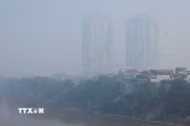 Các tòa nhà tại quận Long Biên (Hà Nội) chìm trong làn sương mù và bụi do ô nhiễm. (Ảnh: Hoàng Hiếu/TTXVN)