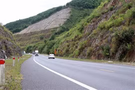 Phương tiện lưu thông trên một đoạn tuyến cao tốc đưa vào khai thác, vận hành. (Ảnh: Đỗ Trưởng/TTXVN)