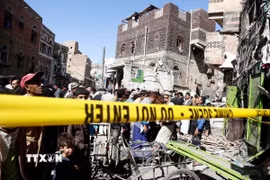 Hiện trường một vụ không kích của Mỹ tại Sanaa, Yemen. (Ảnh: THX/TTXVN)
