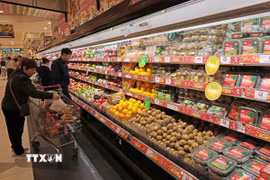 Khách chọn mua trái cây tại siêu thị Aeon Long Biên, Hà Nội. (Ảnh: Trần Việt/TTXVN)