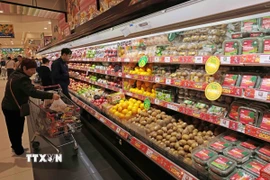 Khách chọn mua trái cây tại siêu thị Aeon Long Biên, Hà Nội. (Ảnh: Trần Việt/TTXVN)