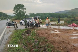 Người dân đưa các nạn đi cấp cứu. (Ảnh: TTXVN phát)