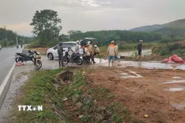 Người dân đưa các nạn đi cấp cứu. (Ảnh: TTXVN phát)