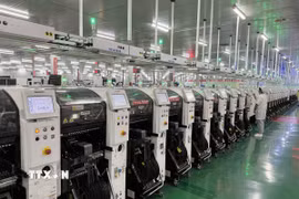 Dây chuyền sản xuất đèn LED của Công ty TNHH Cổ phần khoa học công nghệ quang điện Hoa Kiệt tỉnh Sơn Tây, Trung Quốc. (Ảnh: Công Tuyên/TTXVN)