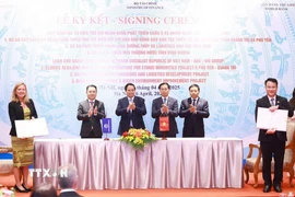 Thủ tướng Phạm Minh Chính chứng kiến Lễ ký kết các hiệp định vay và viện trợ giữa Việt Nam với Ngân hàng Thế giới (WB) cho các Dự án Cải thiện Môi trường nước tỉnh Bình Dương, vay vốn WB (IBRD) và Dự án Phát triển hành lang đường thủy và logistics khu vực phía Nam, vay vốn WB (IDA). (Ảnh: Dương Giang/TTXVN)