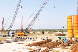 Không khí làm việc khẩn trương trên công trường xây dựng cảng Mỹ Thủy. (Nguồn: báo Quảng Trị)