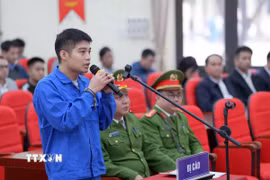 Bị cáo Phạm Ngọc Tuấn (cầm đầu nhóm bị cáo) khai báo tại phiên tòa. Ảnh: Kim Anh /TTXVN)